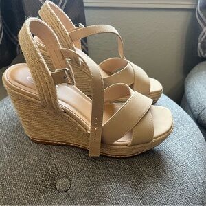 Wedges like new tan color